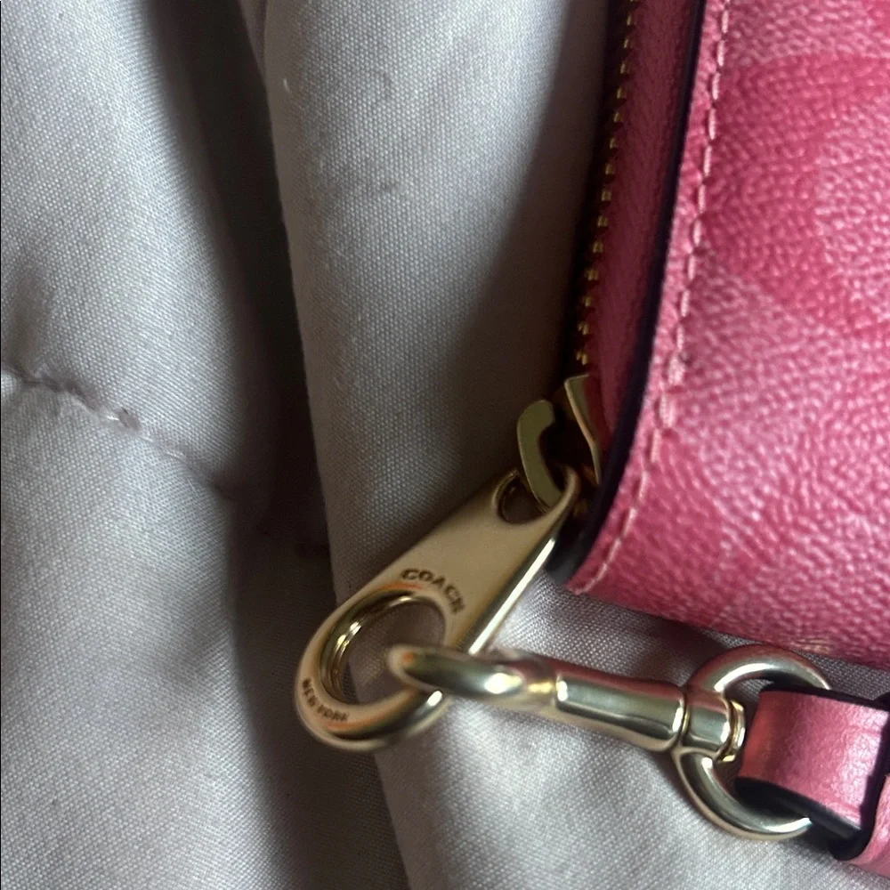 Coach Signature‎ Pink Wristlet
